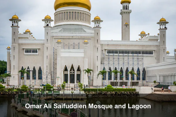Omar Ali Saifuddien Mosque and Lagoon
